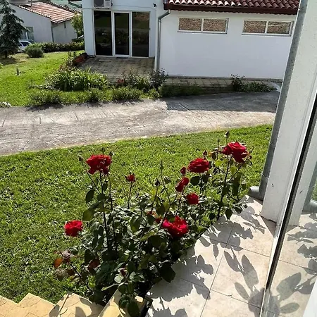 приятна къща за почивка караколев 2 Ferienhaus Obrochishte