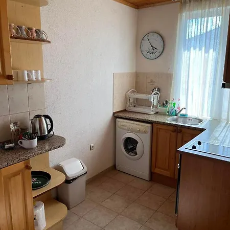 приятна къща за почивка караколев 2 *