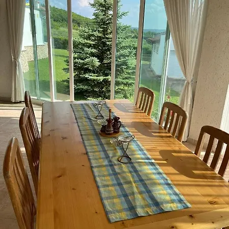 приятна къща за почивка караколев 2 *