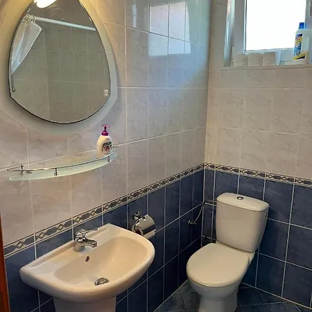 приятна къща за почивка караколев 2 *