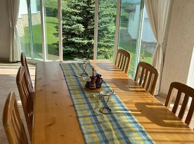 приятна къща за почивка караколев 2 *